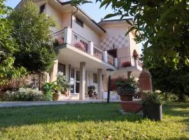 Parte di casa con giardino e piscina
