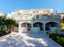 Apartments Paula, hotel in Bol