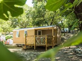 Camping les Chênes, glamping site in Chauzon