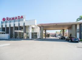 Ramada Hotel & Suites by Wyndham Cabramatta – hotel w mieście Cabramatta