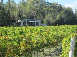 Just Red Wines Cabins, farm stay in Ballandean