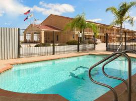 Super 8 by Wyndham Pleasanton, motel sa Pleasanton