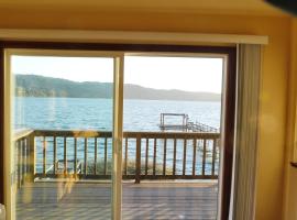 Overlooking clearlake from the living room, hotel na may parking sa Clearlake
