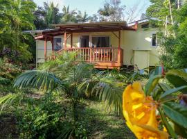 Tropical Anuenue Cottage, semesterhus i Keaau