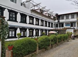 Hotel Heranya, хотел в района на Lazimpat, Катманду