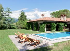 Asolo hills La Cimetta chic villa with pool、アーゾロの駐車場付きホテル