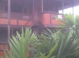 Sunset Guest House & Bar, hotel di Bunaken