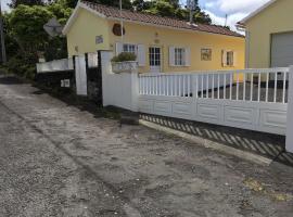 Adelaide House, cottage in Praia do Norte