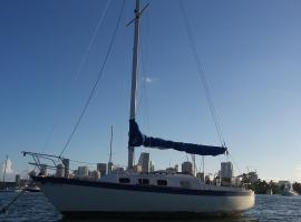 Classic Sailboat 30’ เรือพักในไมอามี