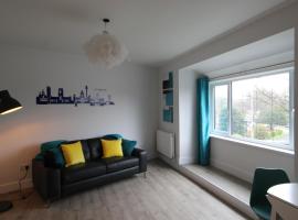 2 Serviced Apartments in Childwall-South Liverpool - Each Apartment Sleeps 6, хотел близо до Mendips John Lennon Home, Ливърпул