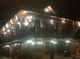 Huanmaisakngam Resort, hotel with parking in Ban Buak Khang