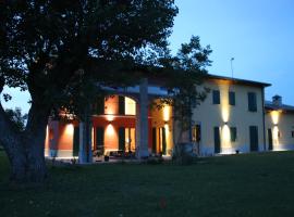 La casa dei gatti โรงแรมที่มีที่จอดรถในSoragna