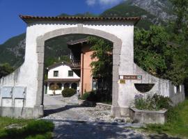 Casali Scjs, farm stay in Venzone