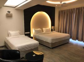 Hotel Sharanam: Shegaon şehrinde bir otoparklı otel