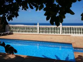 Casa El tonelero con jardín y piscina privada, holiday home in Gáldar