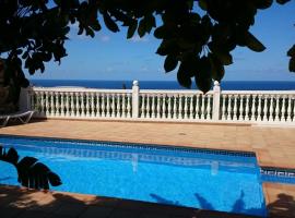 Casa El tonelero con jardín y piscina privada, βίλα σε Galdar