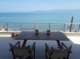 Vrachati Sea Front House, villa in Káto Ássos