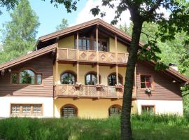 Chalet montagna e relax Volpe Rossa, hotel dengan parkir di Cavalese