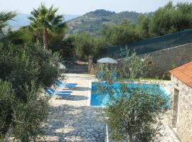 Corfu Villa Kokkini with swimming pool, hotel in Kokkínion