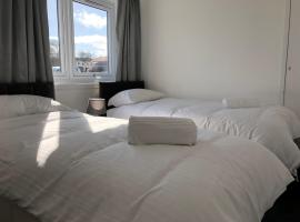 Glenrothes Central Apartments - One bedroom Apartment, hotel con parking en Glenrothes