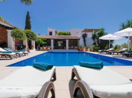 Bab el Oued Villa Ibiza, готель з басейнами у місті Puig D’en Valls