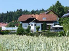 Ferienhaus Blümel inkl. freier Strandbadeintritt, cheap hotel in Velden am Wörthersee