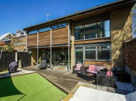The Edge - Parking - by Brighton Holiday Lets, holiday home in Brighton & Hove