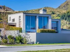 Affordable Arrowtown Perfect for 1-3 adults with 3rd person in adjacent single bedroom sharing bathroom