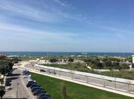Cozy Beach Front with Rooftop, hotel a Vila do Conde