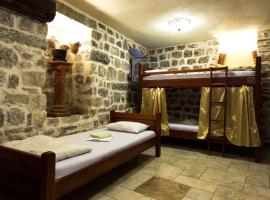 Old Town Youth Hostel, hotel perto de Aeroporto de Tivat - TIV, 