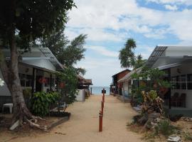 Bluesky Beach Bungalows, готель у місті Ко-Ланта