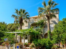 Two Palms Villa, guest house in Zaton