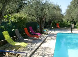 Spacious villa with garden near Grasse, hotel u gradu 'Mouans-Sartoux'