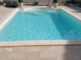 le Cabanon de LEA, hotel with pools in Tavel