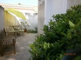 Studio équipé avec jardin+parking à la plage...