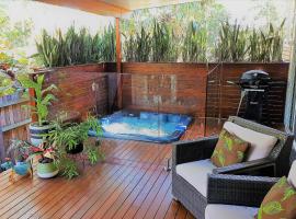 Pandanus Spa Cottage, vacation home in Coolum Beach