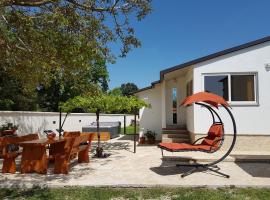 Holiday Home Kerniat, cabaña o casa de campo en Šišan