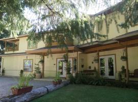 Cedar Wood Lodge Bed & Breakfast Inn, B&B i Port Alberni