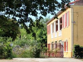 Maison Poche: Caupenne-dʼArmagnac şehrinde bir otoparklı otel