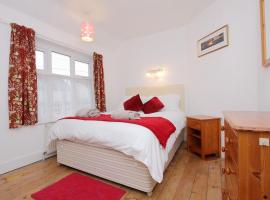 Large Cosy House Ideal for Corporate Lets, holiday rental in Andover