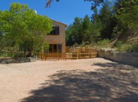 Le gite du grand cèdre - proche des gorges du Verdon – hotel w mieście Allemagne-en-Provence