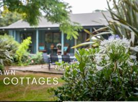 Lawn Cottages, hotel with parking in Clive