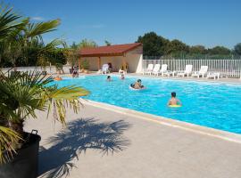 Charming holiday home with pool and pond, hotel sa Faverolles