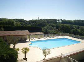 Spacious Holiday Home in Faverolles with a Swimming Pool，Faverolles的飯店