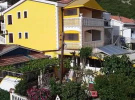 Holiday Home & Apartments Micanovic