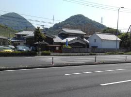 kaeru Guest house, hotel a Takamatsu
