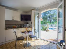 Quiet studio with garden and pool - Dodo et Tartine, hotell sihtkohas Peypin