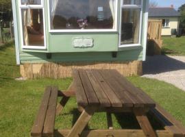Luxury Mobile Home near Perranporth situated on a quiet farm, glamping i Truro