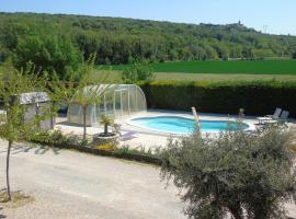 Aux Lauriers d'Adhémar, hotel with pools in La Garde-Adhémar