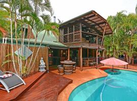 Bali on The Beach Absolute frontage-Lawn access, holiday home in Toogoom